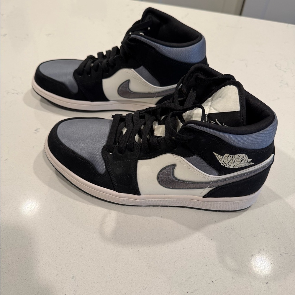 Nike Jordan Mids